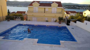 Apartment in Okrug Gornji 6130